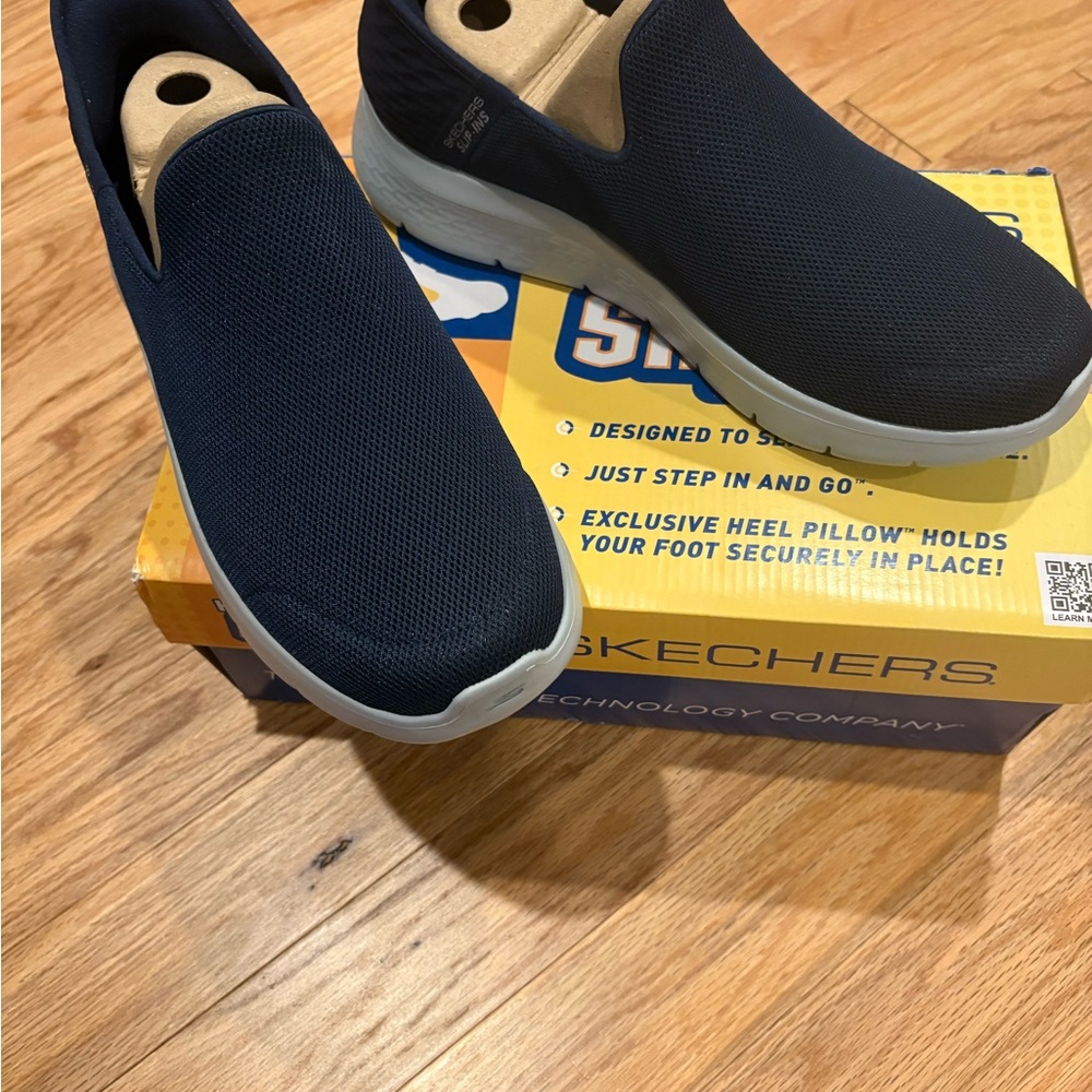 Skechers Men's Navy Mesh Slip-In sneakers with White Sole.